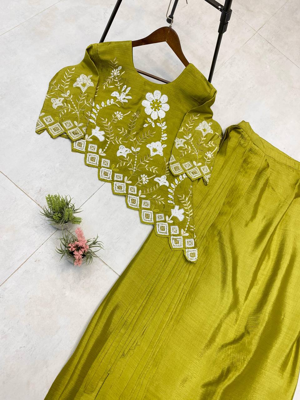 सीक्वेंस एम्ब्रॉयडरी वर्क के साथ डिज़ाइनर पार्टी वियर लुक इंडो वेस्टर्न