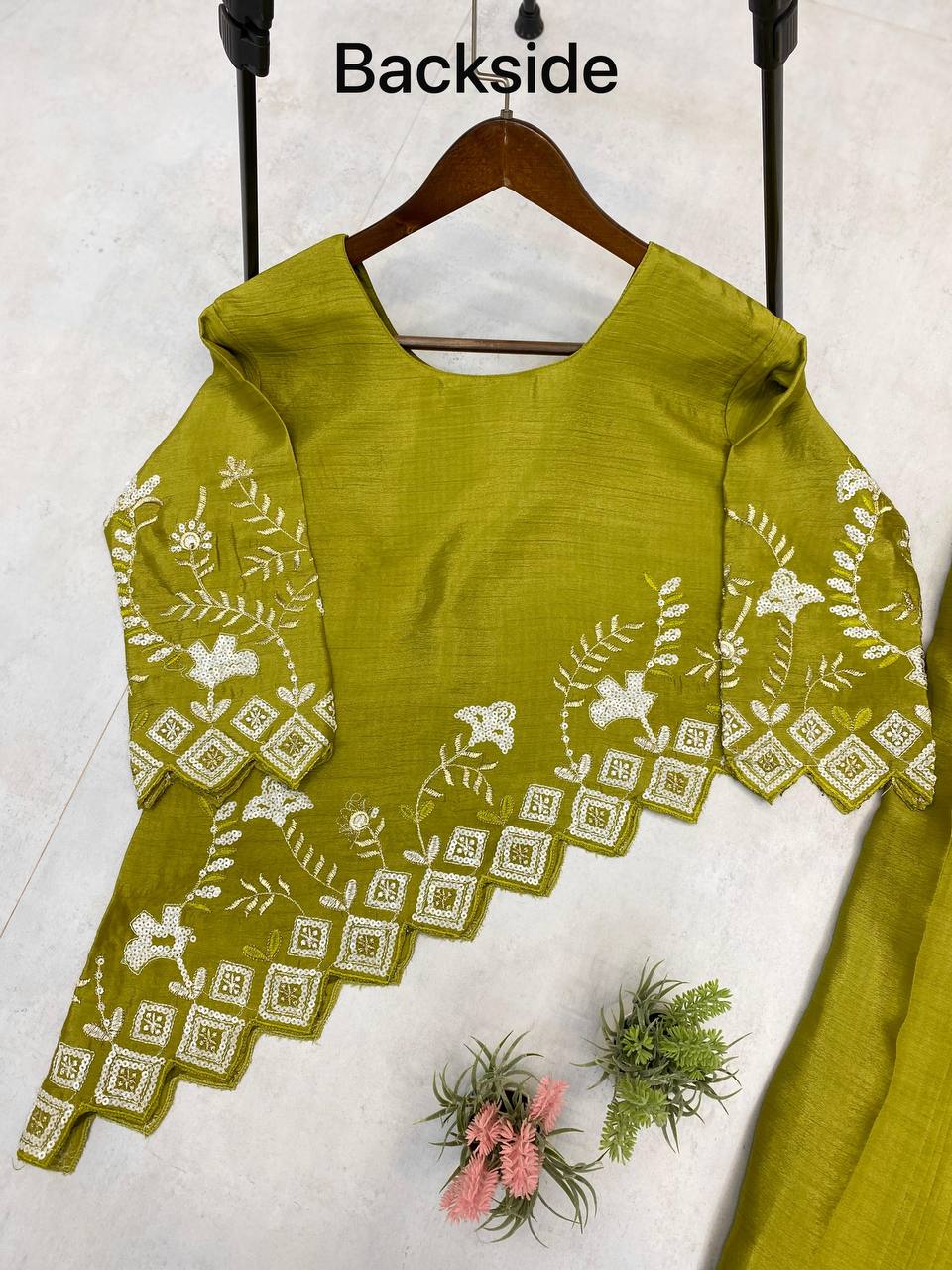 सीक्वेंस एम्ब्रॉयडरी वर्क के साथ डिज़ाइनर पार्टी वियर लुक इंडो वेस्टर्न