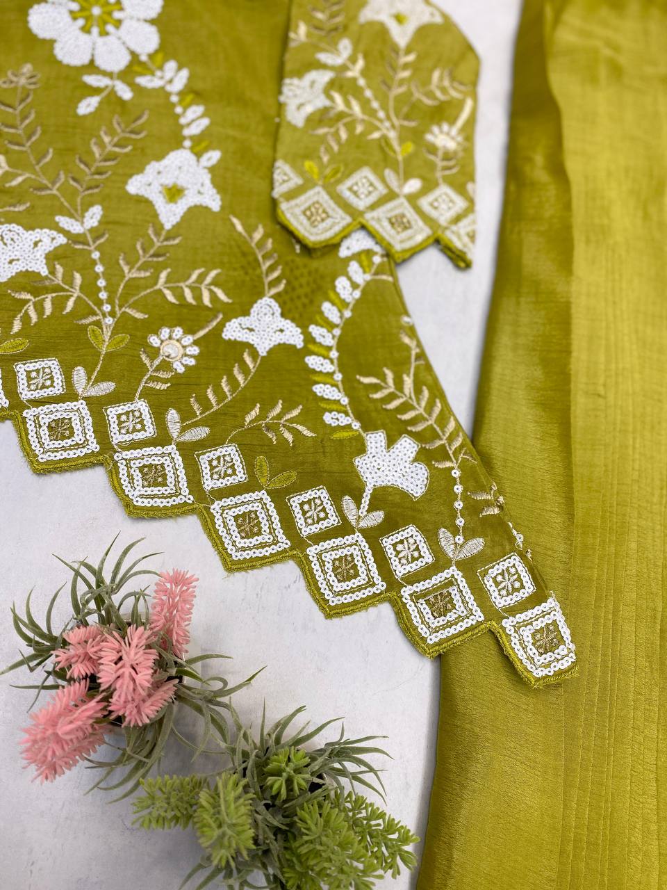 सीक्वेंस एम्ब्रॉयडरी वर्क के साथ डिज़ाइनर पार्टी वियर लुक इंडो वेस्टर्न