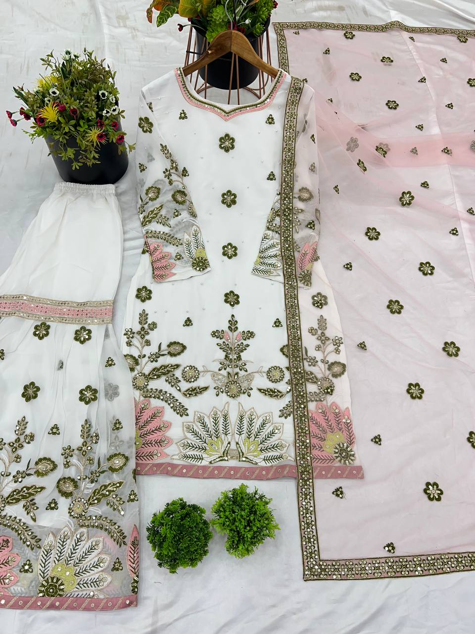 डिज़ाइनर पार्टी वियर लुक टॉप-प्लाज़ो और दुपट्टा हैवी एम्ब्रॉयडरी वर्क के साथ