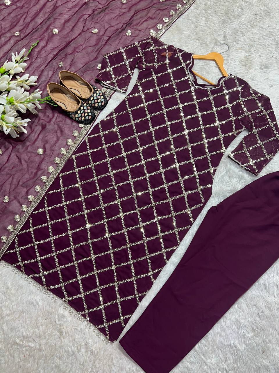 पार्टी वियर सुंदर टॉप बॉटम और फैंसी दुपट्टा