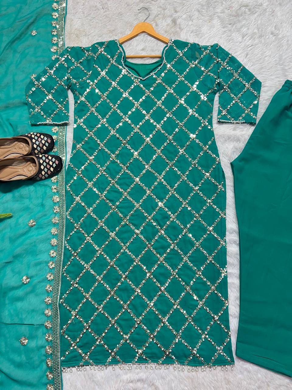 पार्टी वियर सुंदर टॉप बॉटम और फैंसी दुपट्टा