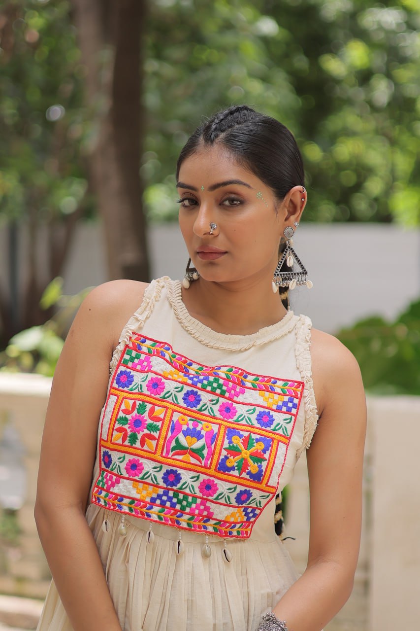 मल्टी थ्रेड एम्ब्रॉयडरी वर्क वाला नवरात्रि स्पेशल गाउन