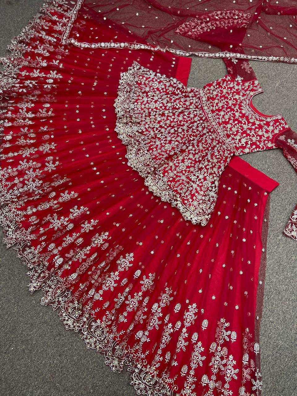 पार्टी वियर लहंगा टॉप और दुपट्टा, स्टोन हैंड वर्क के साथ कढ़ाई वर्क के साथ