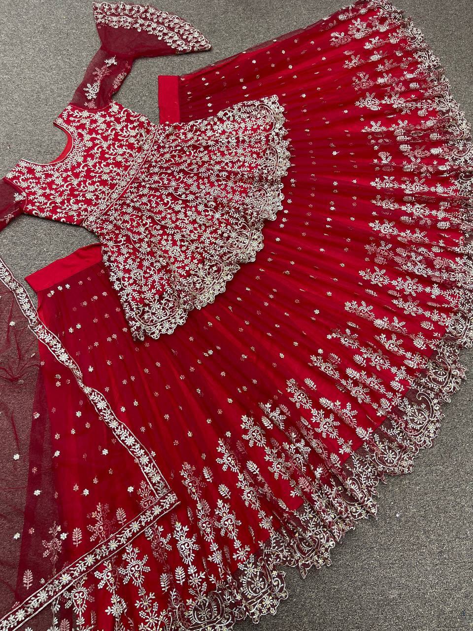 पार्टी वियर लहंगा टॉप और दुपट्टा, स्टोन हैंड वर्क के साथ कढ़ाई वर्क के साथ