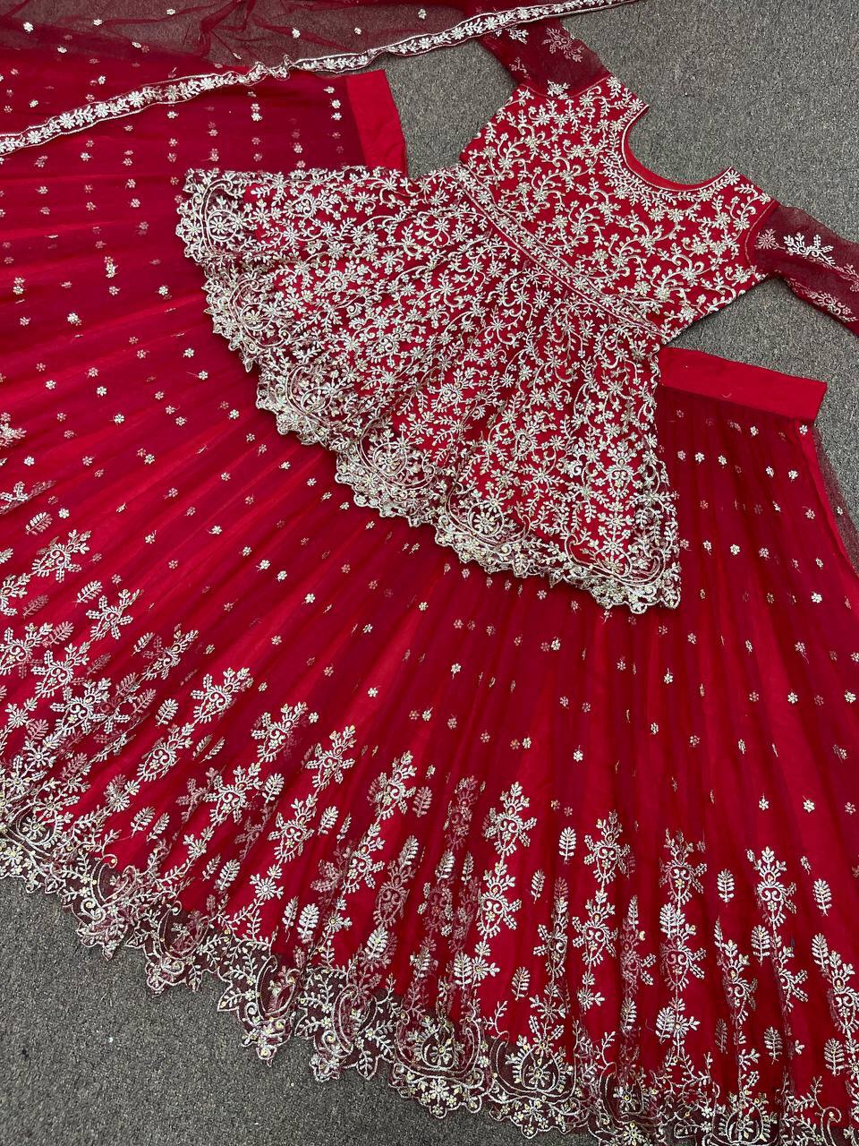 पार्टी वियर लहंगा टॉप और दुपट्टा, स्टोन हैंड वर्क के साथ कढ़ाई वर्क के साथ