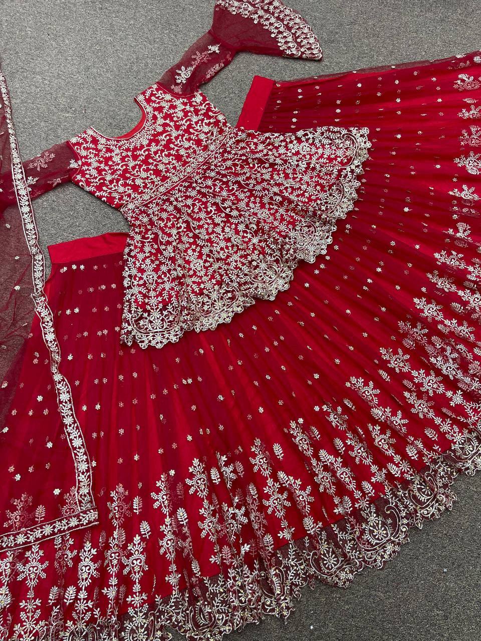 पार्टी वियर लहंगा टॉप और दुपट्टा, स्टोन हैंड वर्क के साथ कढ़ाई वर्क के साथ