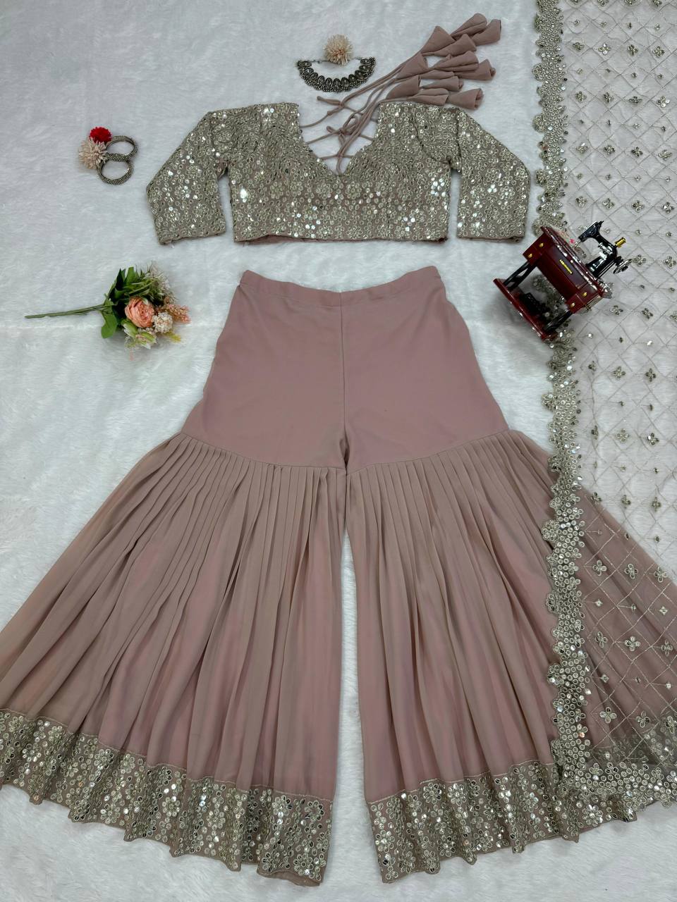 पार्टी वियर लुक खूबसूरत शरारा-ब्लाउज और दुपट्टा