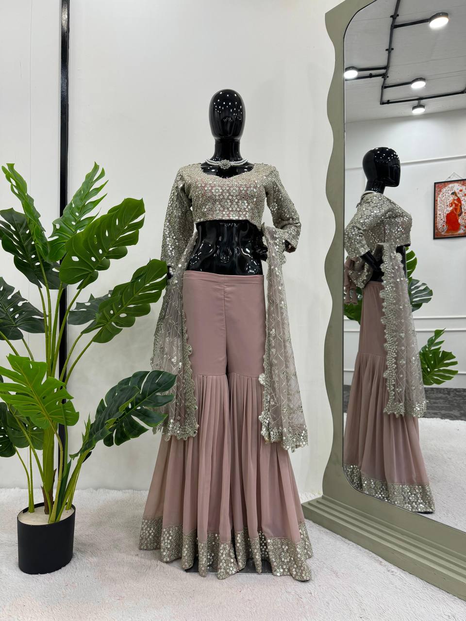 पार्टी वियर लुक खूबसूरत शरारा-ब्लाउज और दुपट्टा