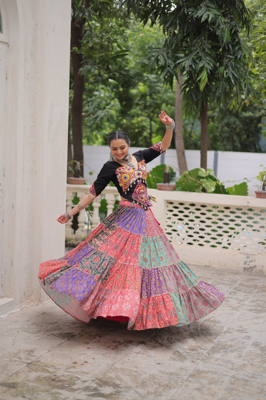 नवरात्रि स्पेशल लहंगा चोली कढ़ाईदार कोडी लेस वर्क के साथ