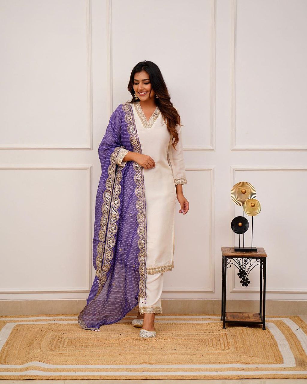 पार्टी वियर लुक: दुपट्टे के साथ टॉप और बॉटम में खूबसूरत दिखें