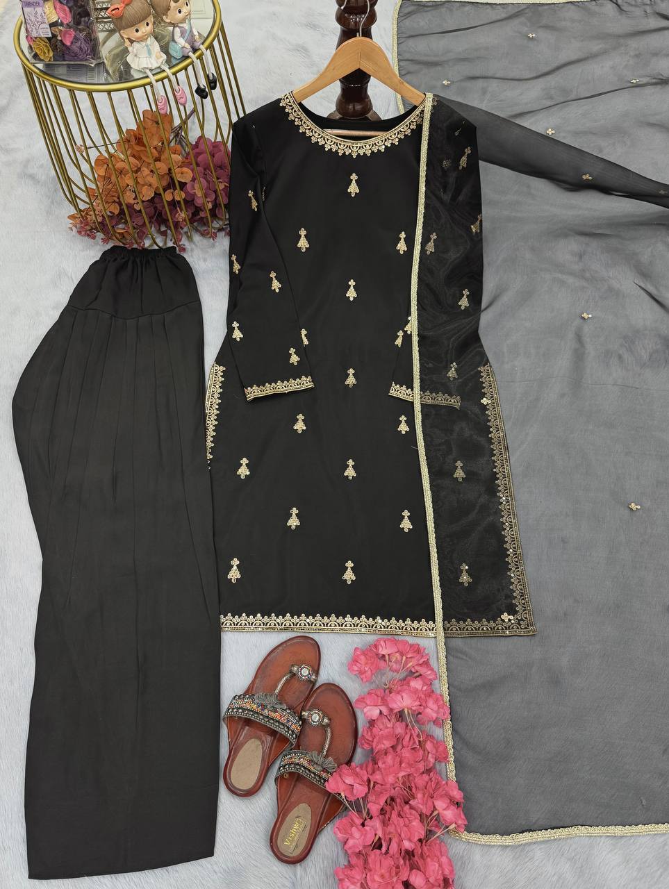 प्लाज़ो और दुपट्टे के साथ डिज़ाइनर पार्टी वियर लुक टॉप