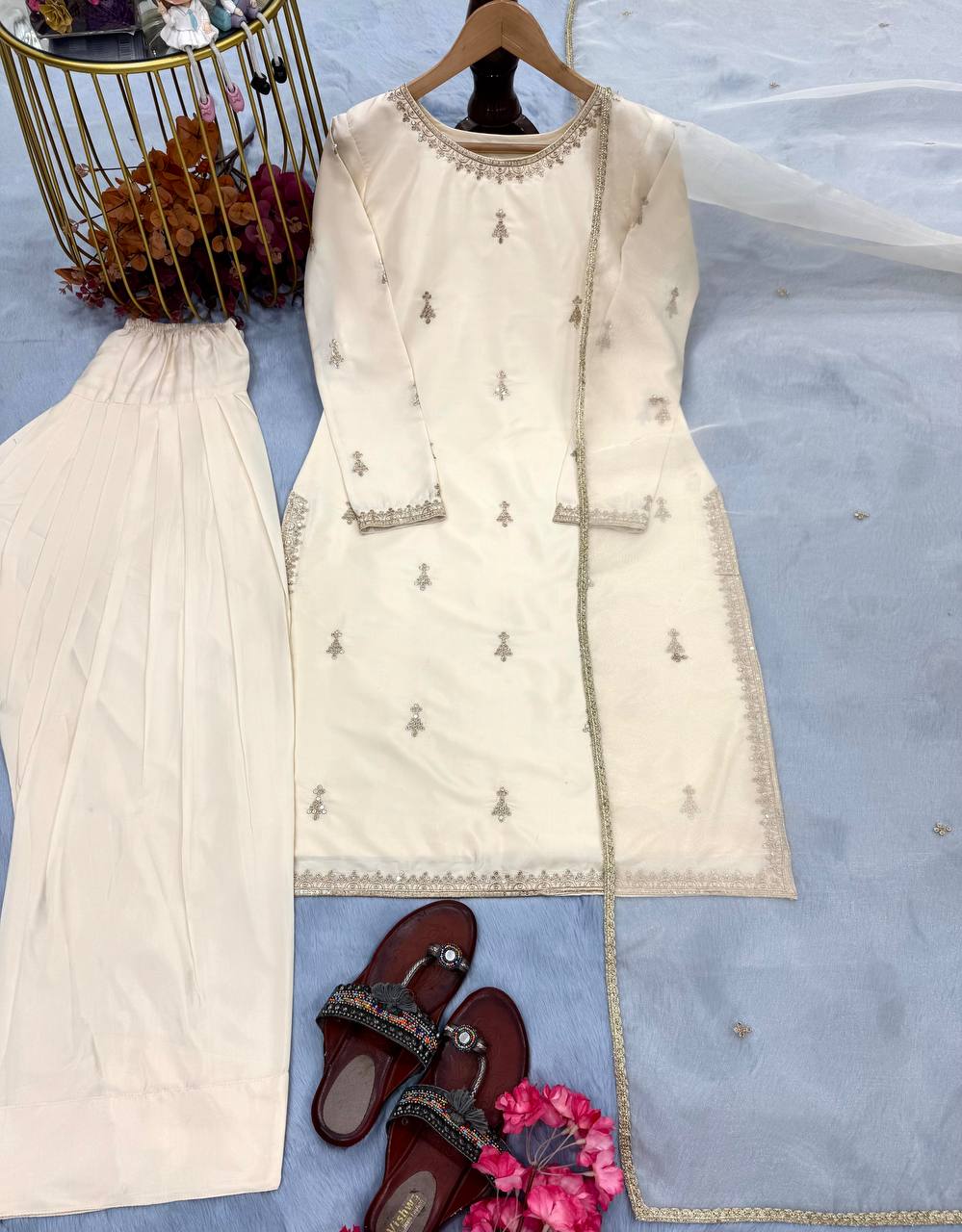 प्लाज़ो के साथ डिज़ाइनर पार्टी वियर लुक टॉप