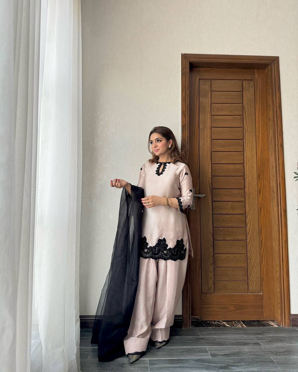 पार्टी वियर लुक खूबसूरत टॉप-बॉटम और दुपट्टा सेट