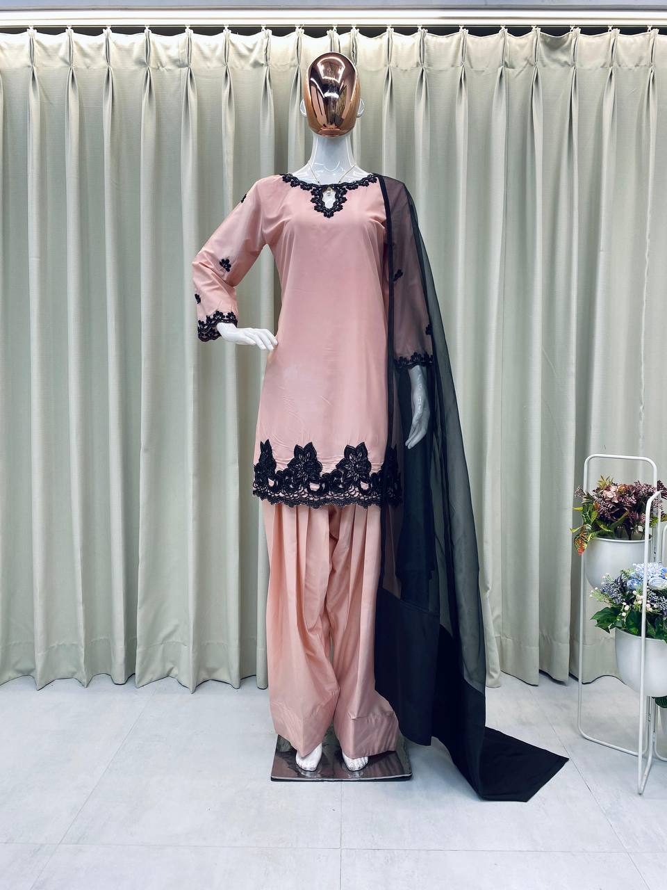 पार्टी वियर लुक खूबसूरत टॉप-बॉटम और दुपट्टा सेट