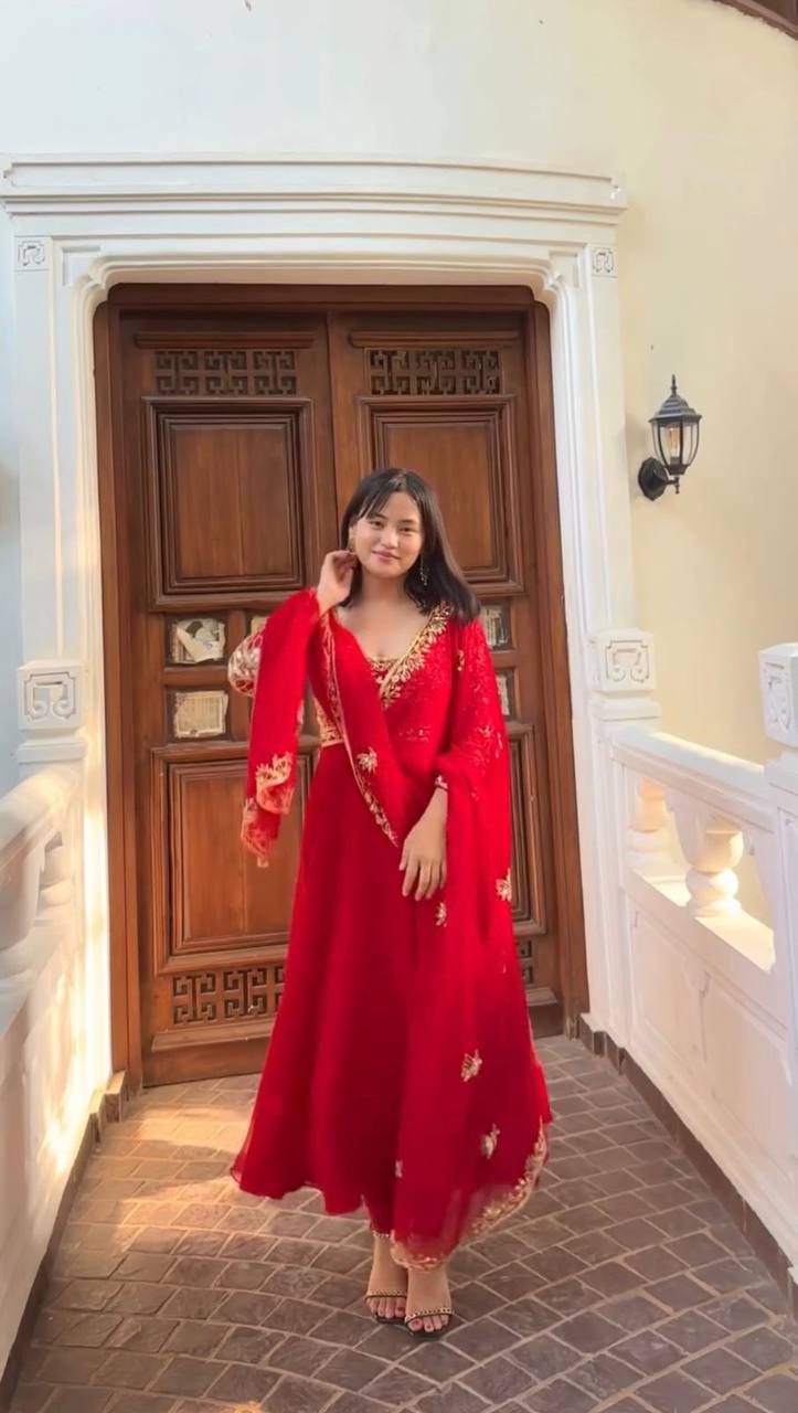 पार्टी वियर लुक खूबसूरत टॉप-बॉटम और दुपट्टा