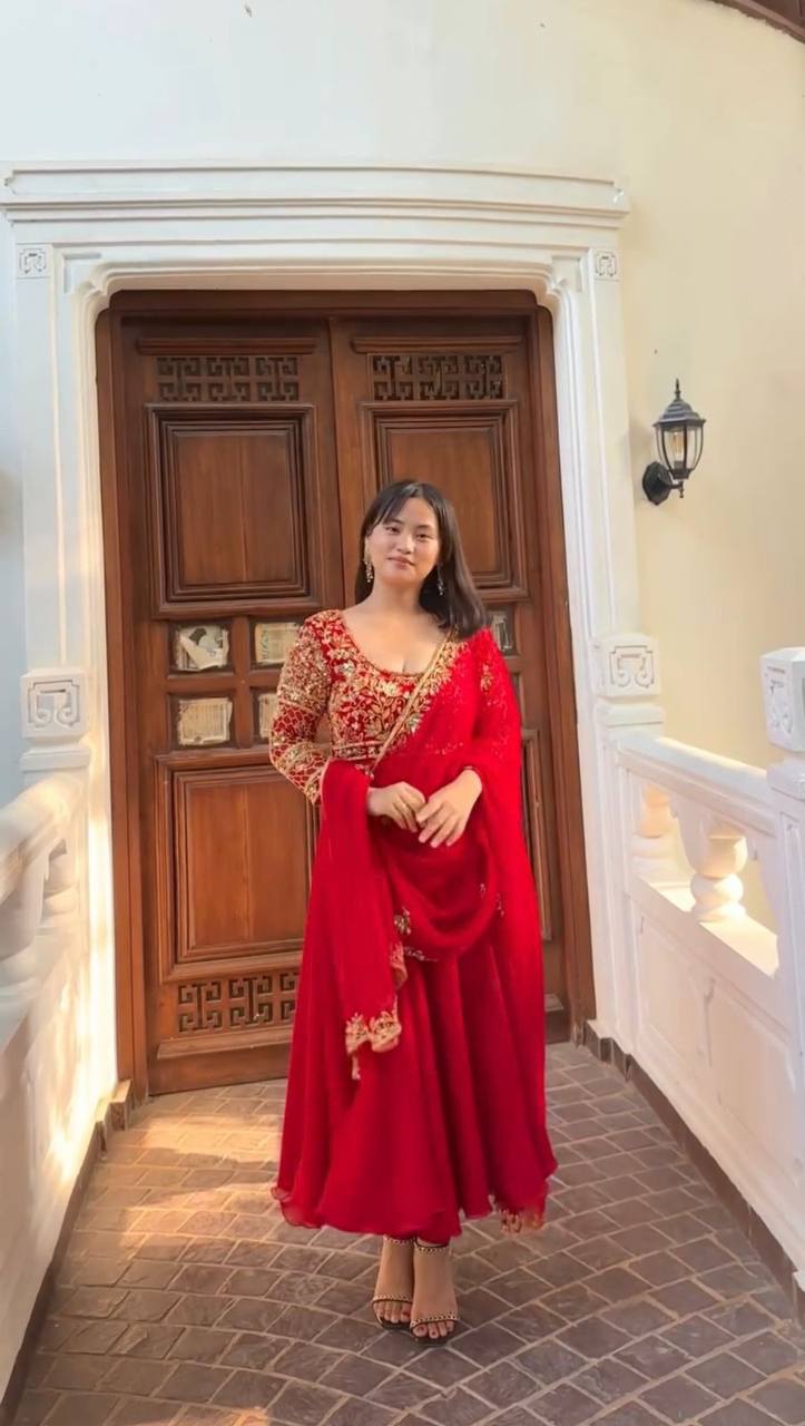 पार्टी वियर लुक खूबसूरत टॉप-बॉटम और दुपट्टा