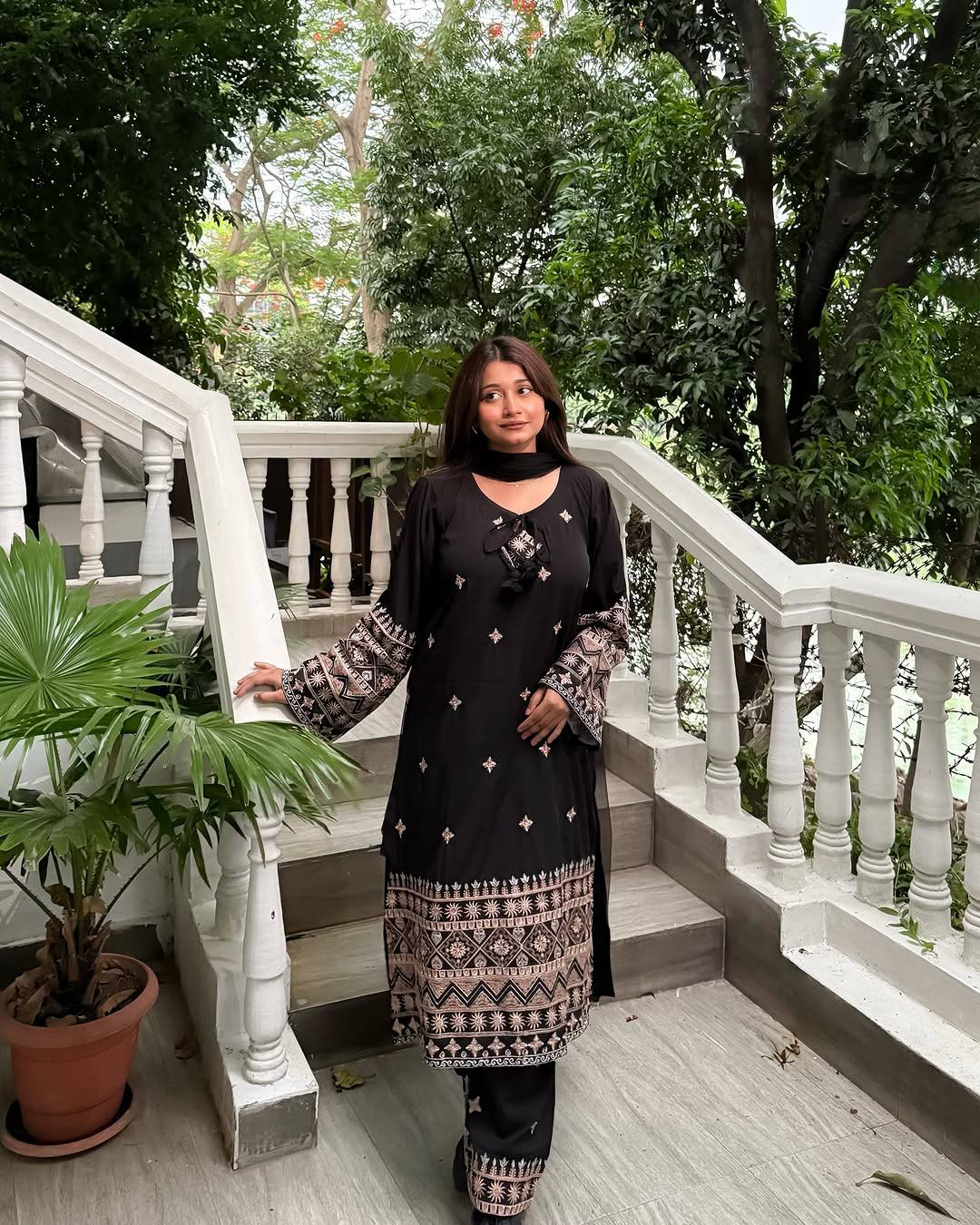 धागे, ज़री और सेक्विन कढ़ाई के काम के साथ डिज़ाइनर टॉप-बॉटम और दुपट्टा