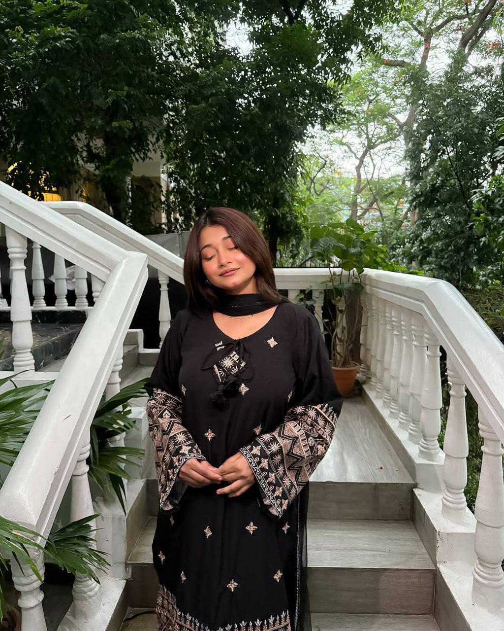 धागे, ज़री और सेक्विन कढ़ाई के काम के साथ डिज़ाइनर टॉप-बॉटम और दुपट्टा