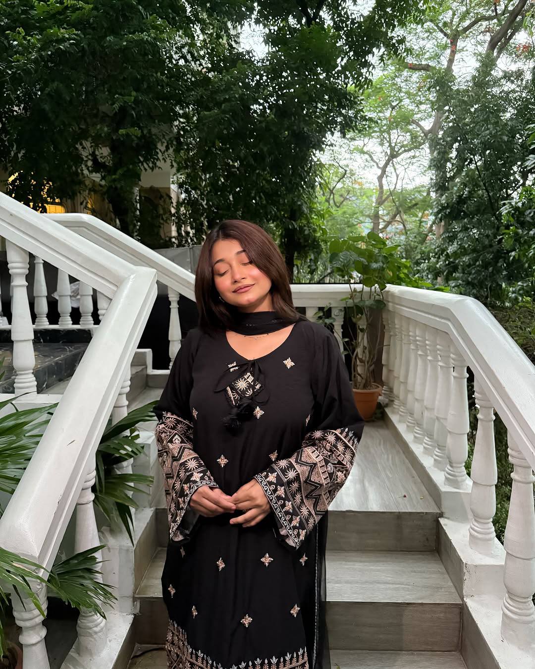 धागे, ज़री और सेक्विन कढ़ाई के काम के साथ डिज़ाइनर टॉप-बॉटम और दुपट्टा