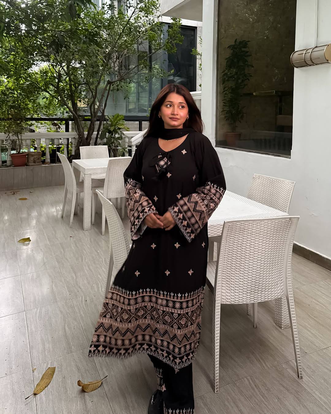 धागे, ज़री और सेक्विन कढ़ाई के काम के साथ डिज़ाइनर टॉप-बॉटम और दुपट्टा