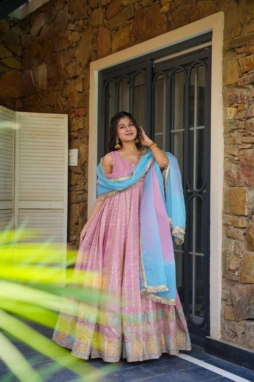 पार्टी वियर लुक डिज़ाइनर गाउन अनारकली गाउन और दुपट्टे के साथ