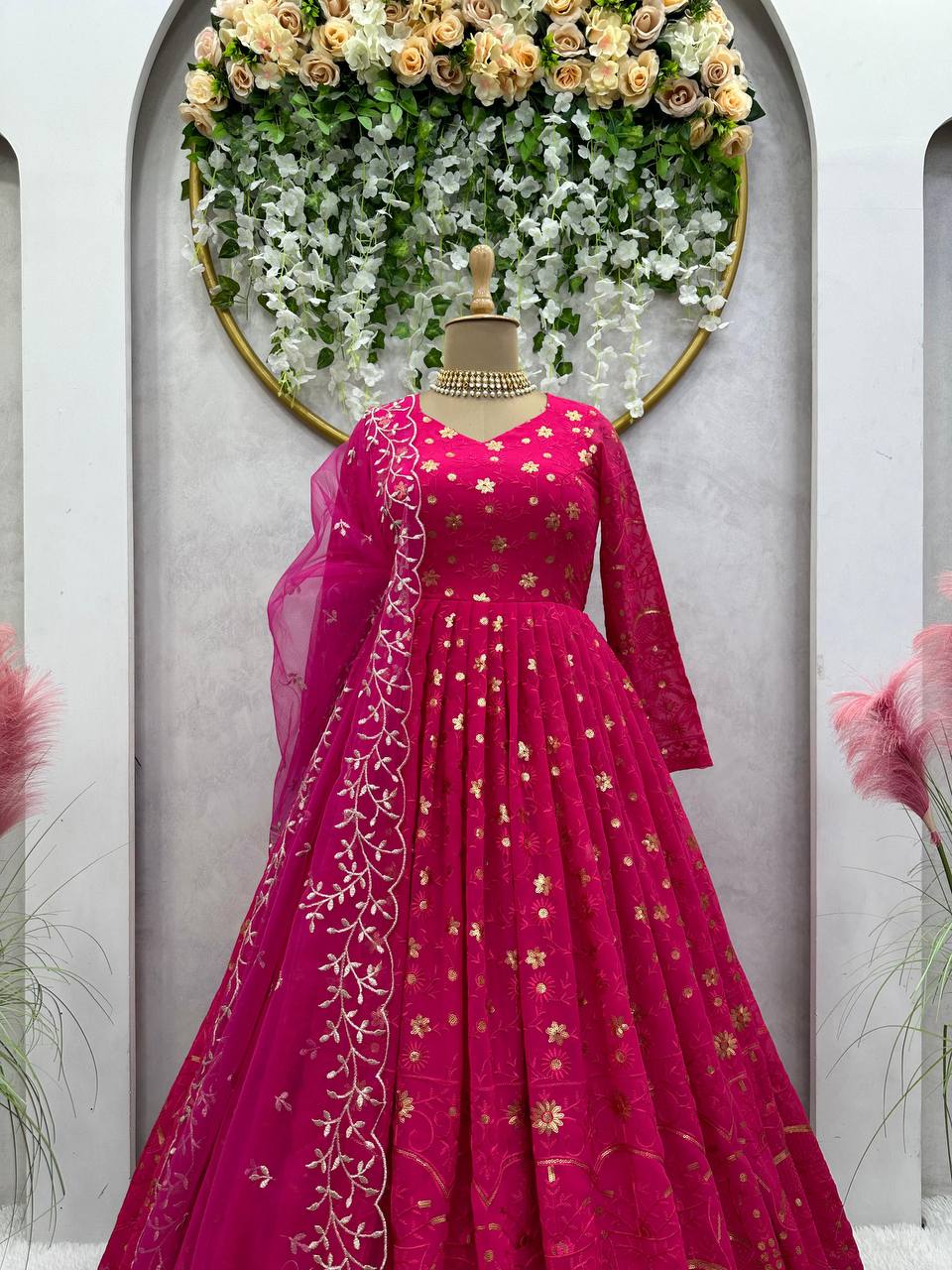 धागे और सीक्वेंस वर्क वाला डिज़ाइनर गाउन और दुपट्टा