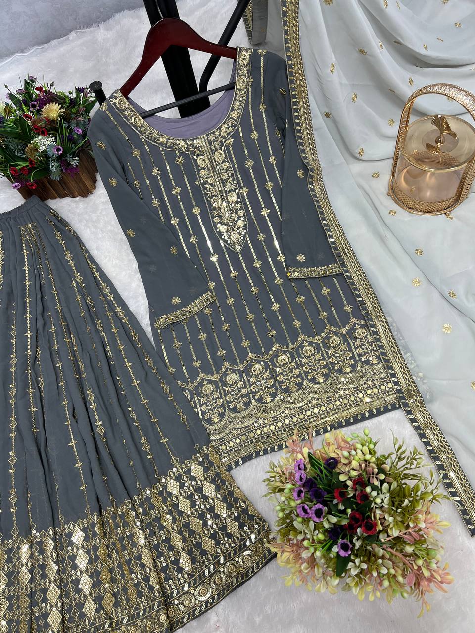 पार्टी में पहनने के लिए सुंदर टॉप और बॉटम फैंसी दुपट्टे के साथ