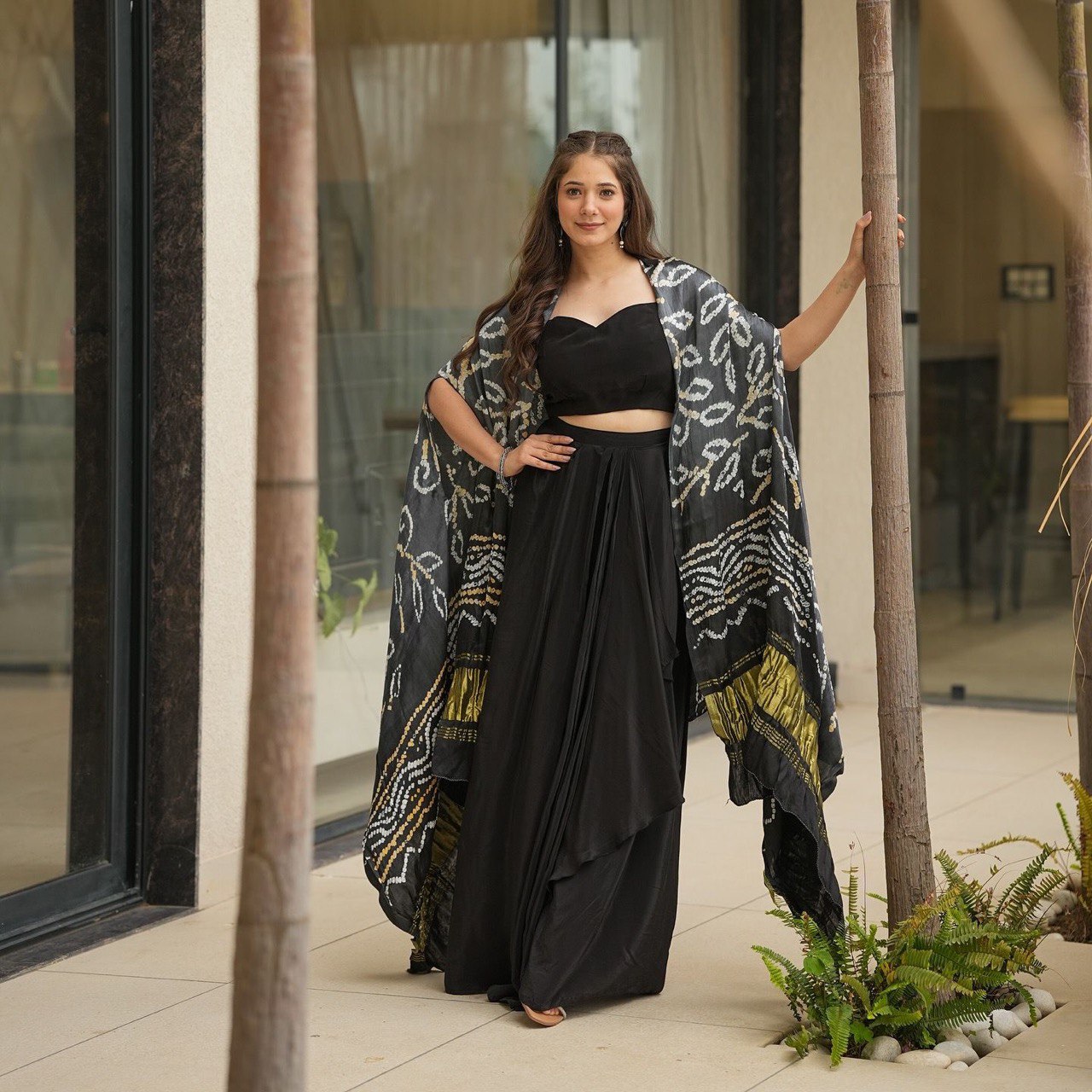 पार्टी वियर लुक डिज़ाइनर ब्लाउज़-स्कर्ट और श्रग