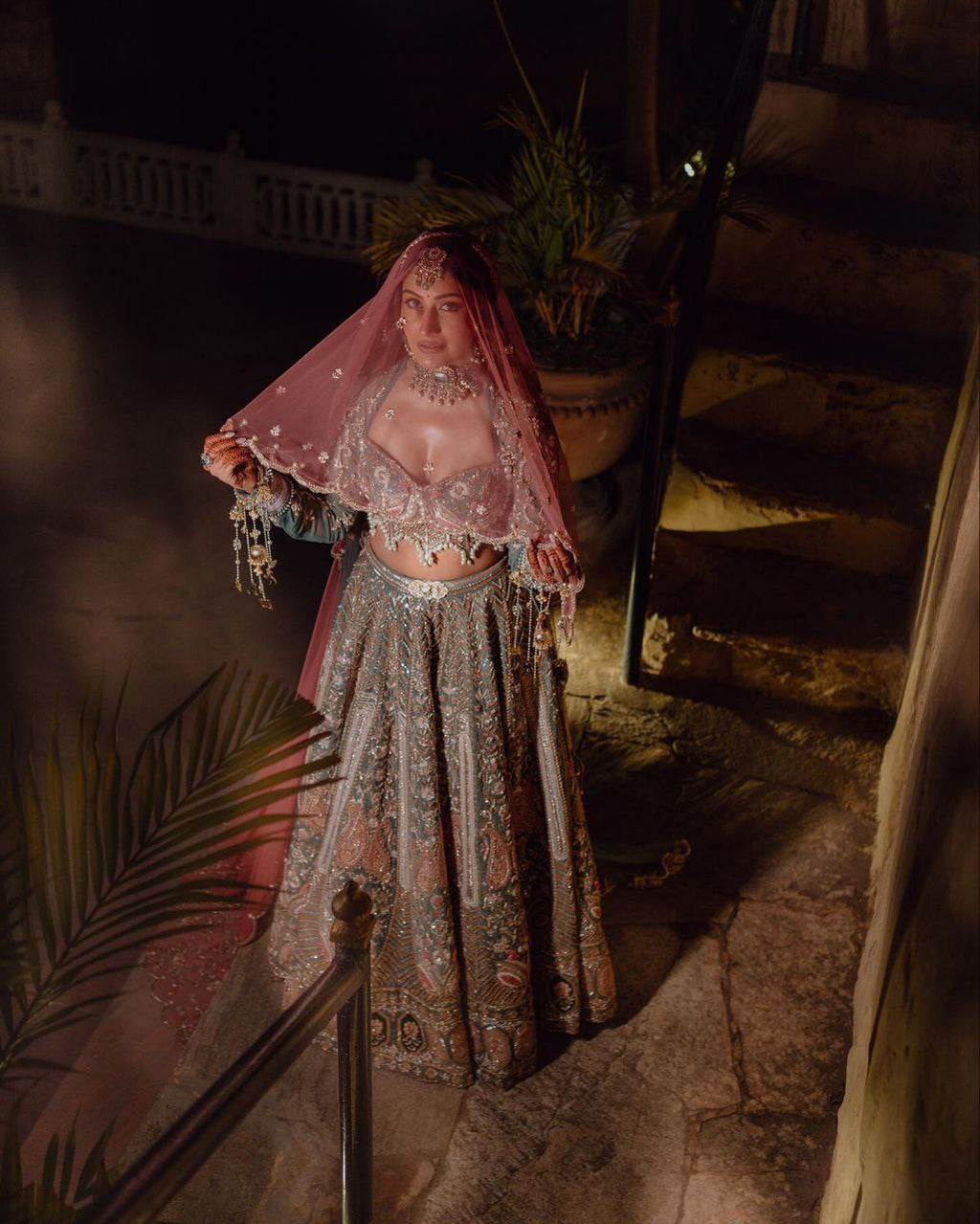 हाथ से मोती के काम वाला डिज़ाइनर लहंगा चोली