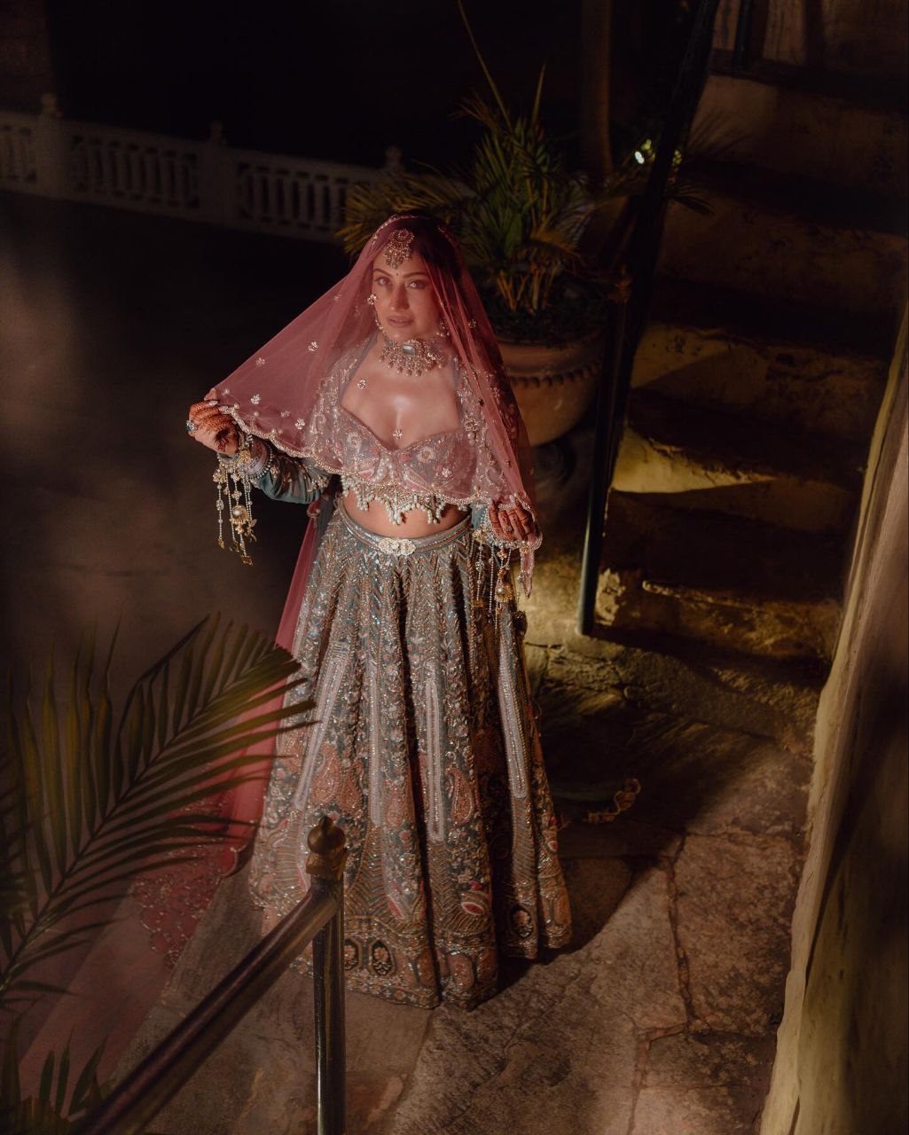 हाथ से मोती के काम वाला डिज़ाइनर लहंगा चोली