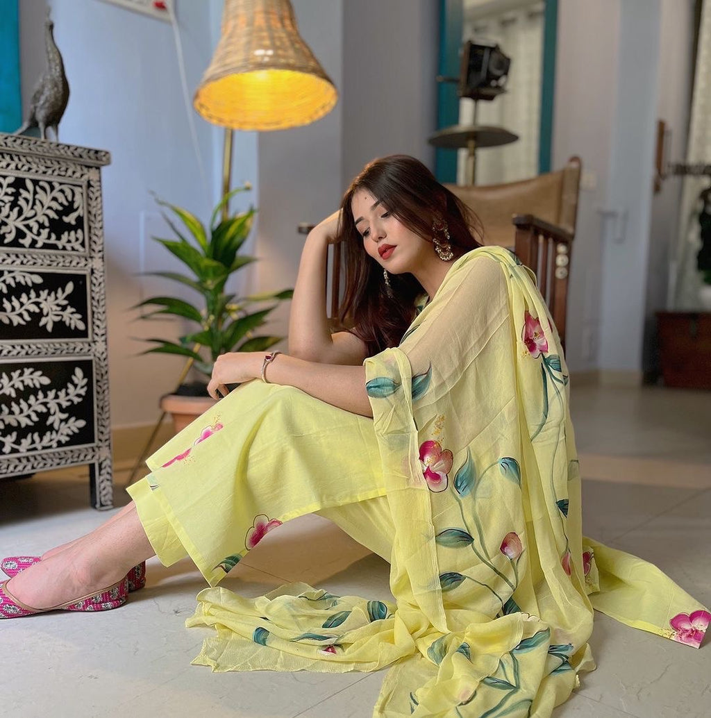 पार्टी वियर लुक: दुपट्टे के साथ टॉप और बॉटम में खूबसूरत दिखें