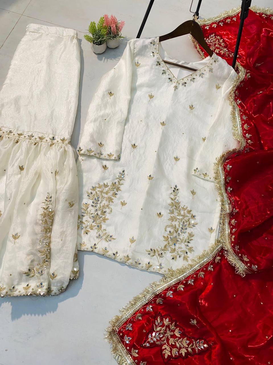 पार्टी वियर लुक खूबसूरत टॉप-बॉटम और दुपट्टा