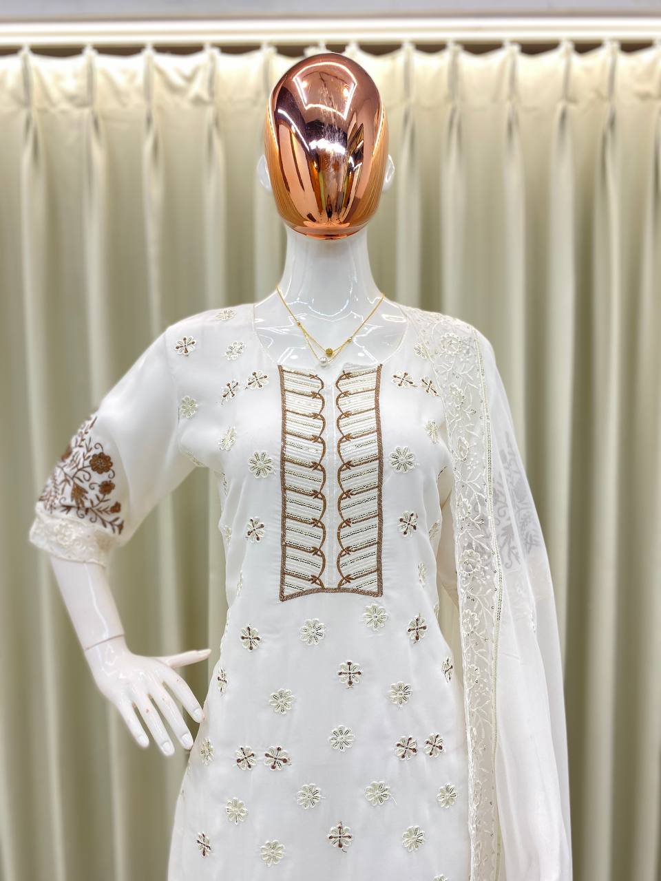 पार्टी वियर लुक: दुपट्टे के साथ टॉप और बॉटम में खूबसूरत दिखें