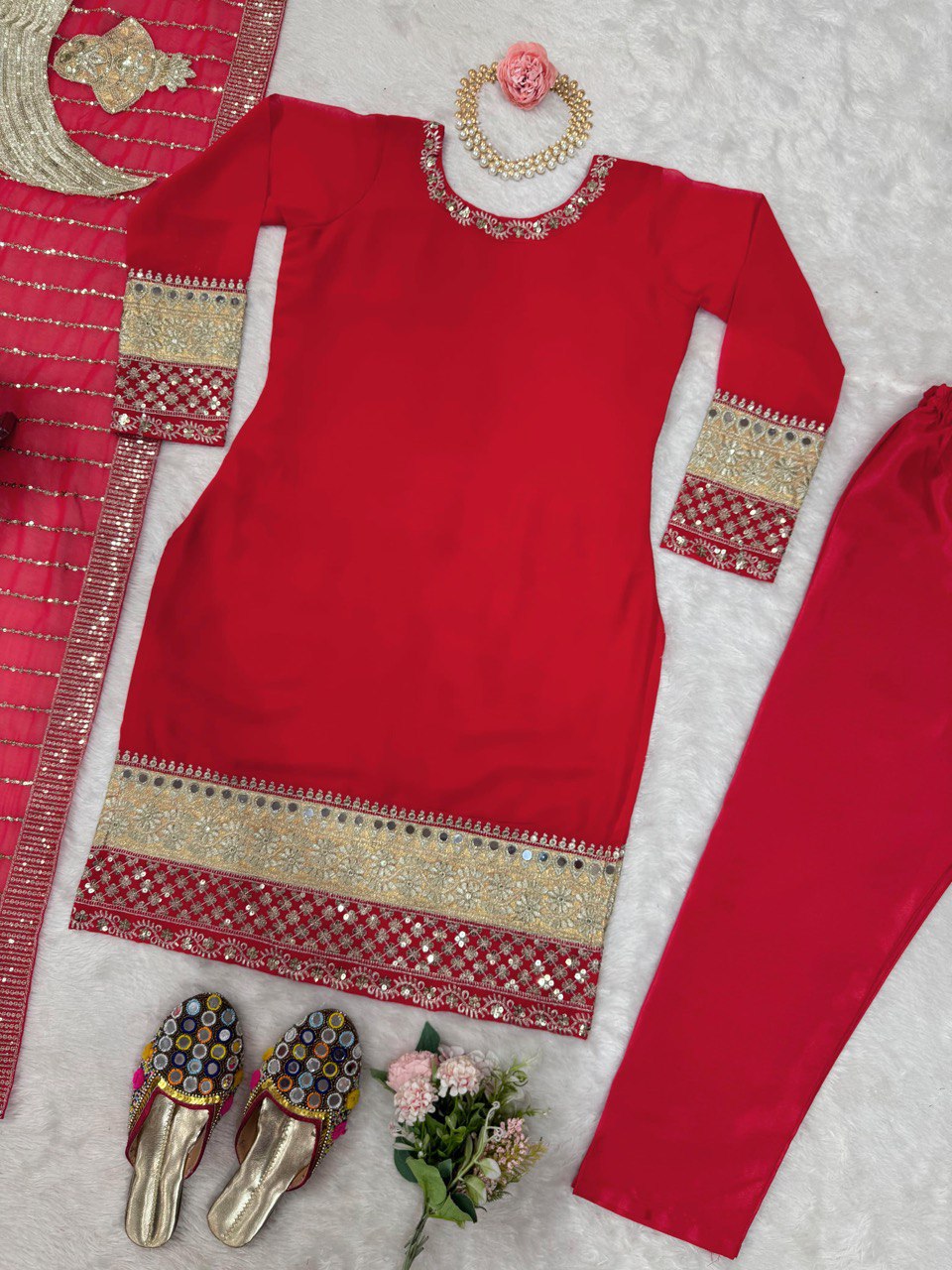 धागे, अनुक्रम और असली दर्पण के काम के साथ फैंसी सूट