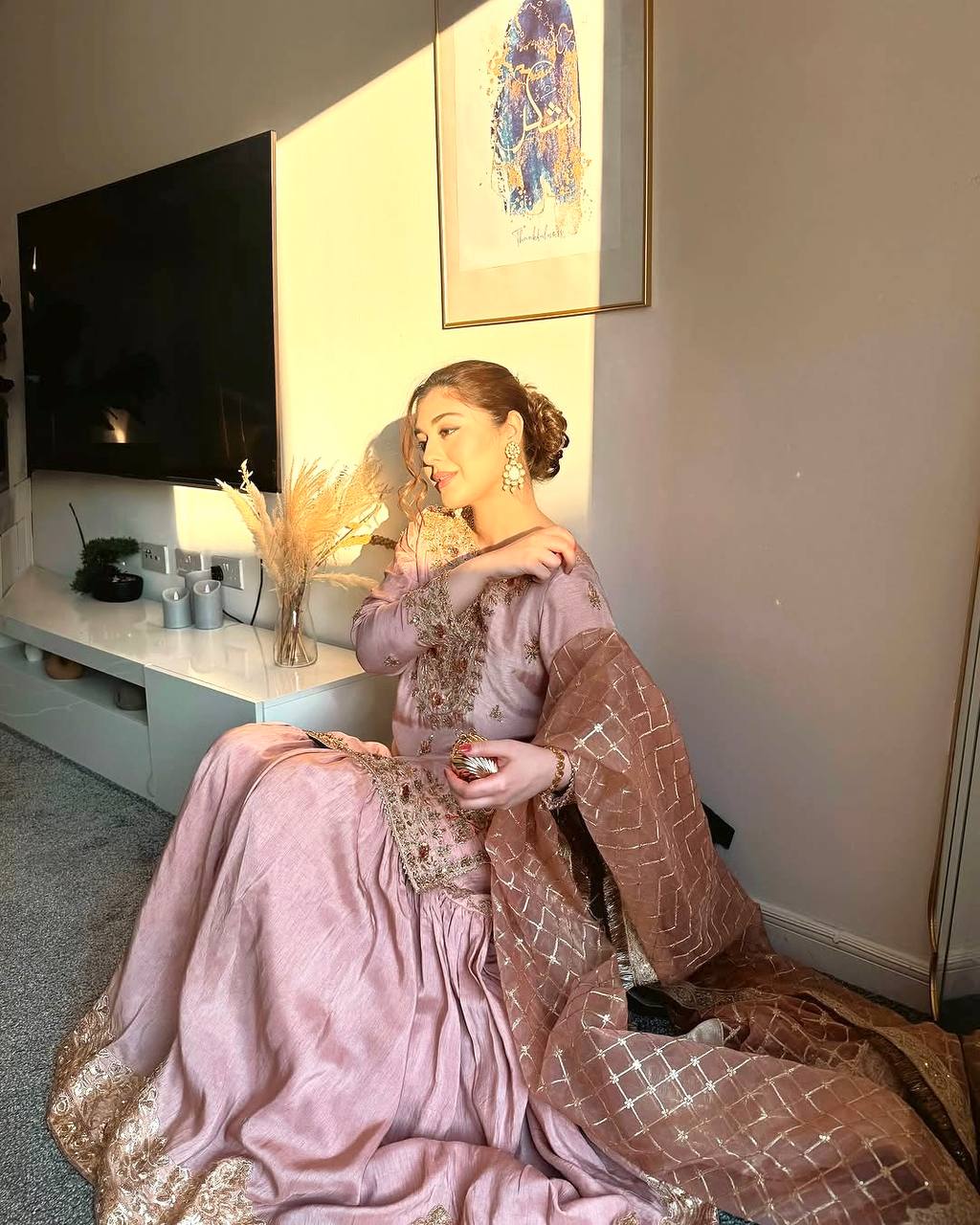 सेक्विन कढ़ाई वर्क के साथ पार्टी वियर लुक सूट सेट