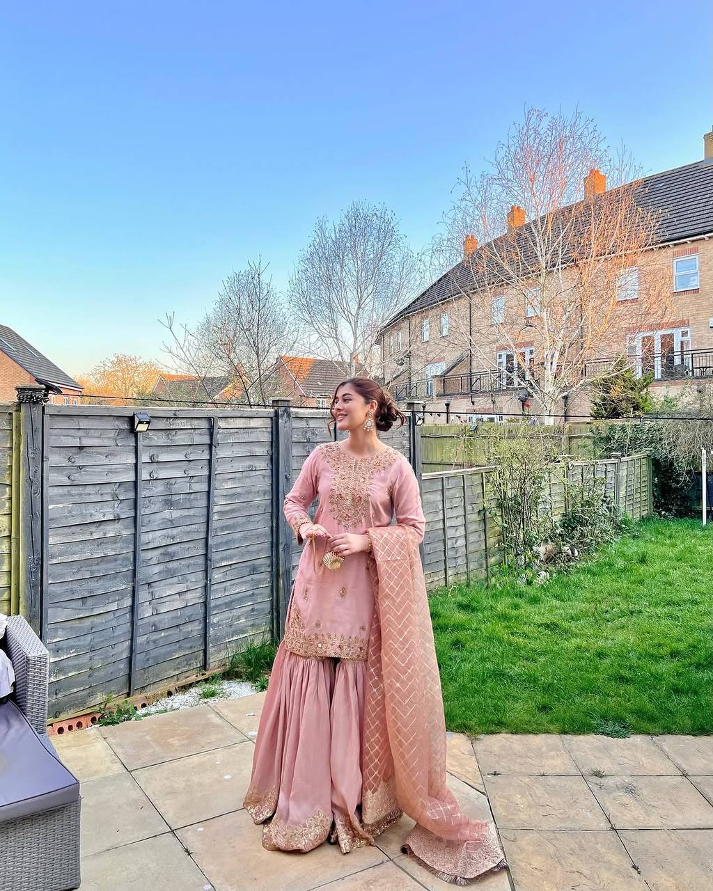 सेक्विन कढ़ाई वर्क के साथ पार्टी वियर लुक सूट सेट