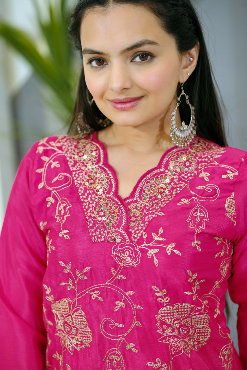 अनुक्रम कढ़ाई काम के साथ डिजाइनर कढ़ाई चिनॉन सूट