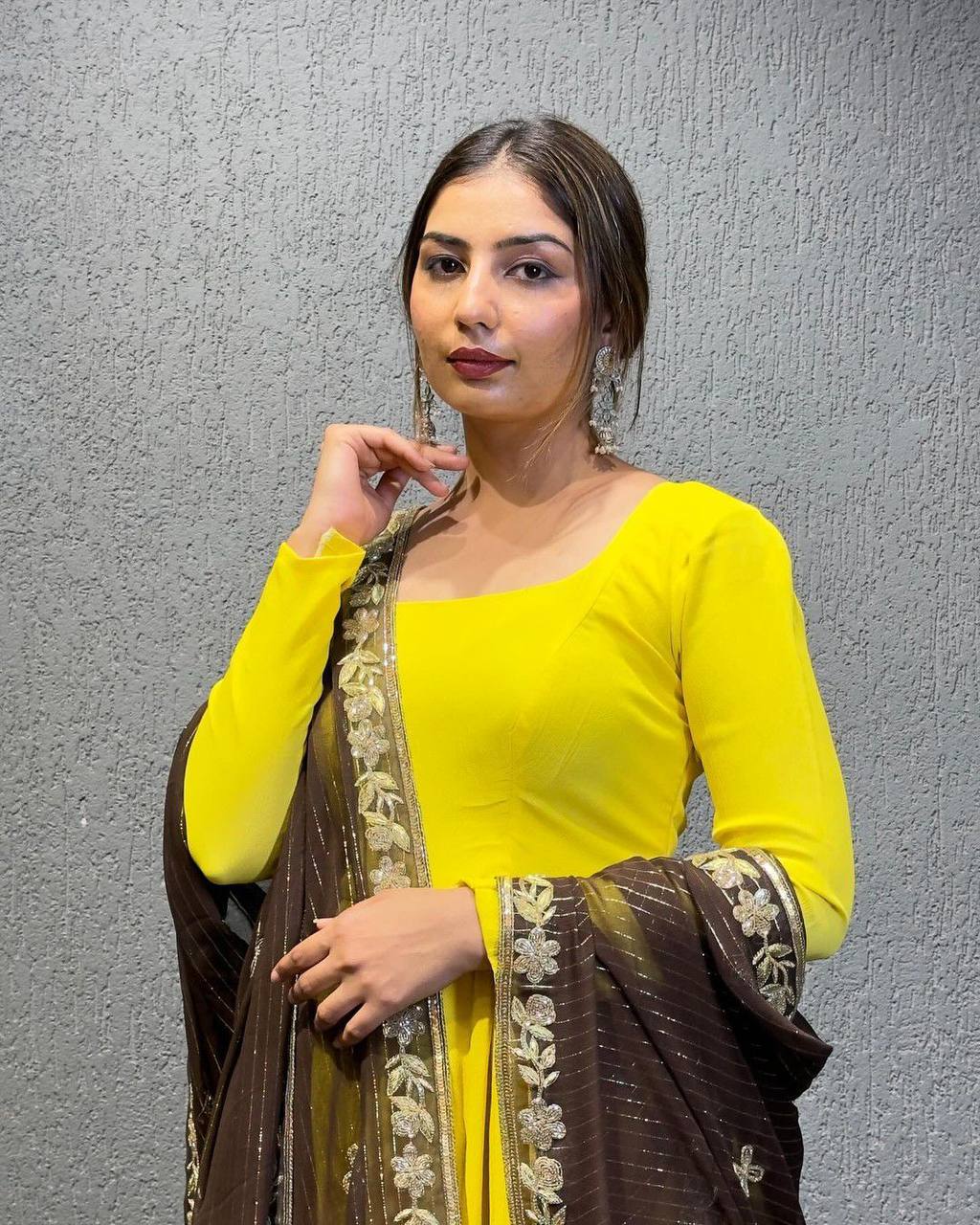 पार्टी वियर लुक अनारकली गाउन थ्रेड और सीक्वेंस वर्क के साथ