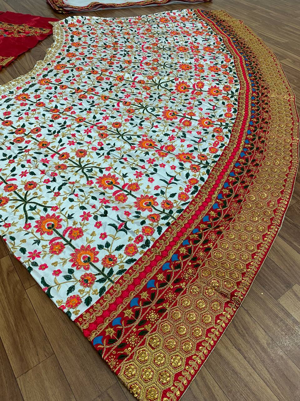 फैंसी बॉर्डर वर्क के साथ पार्टी वियर सिल्क लहंगा चोली