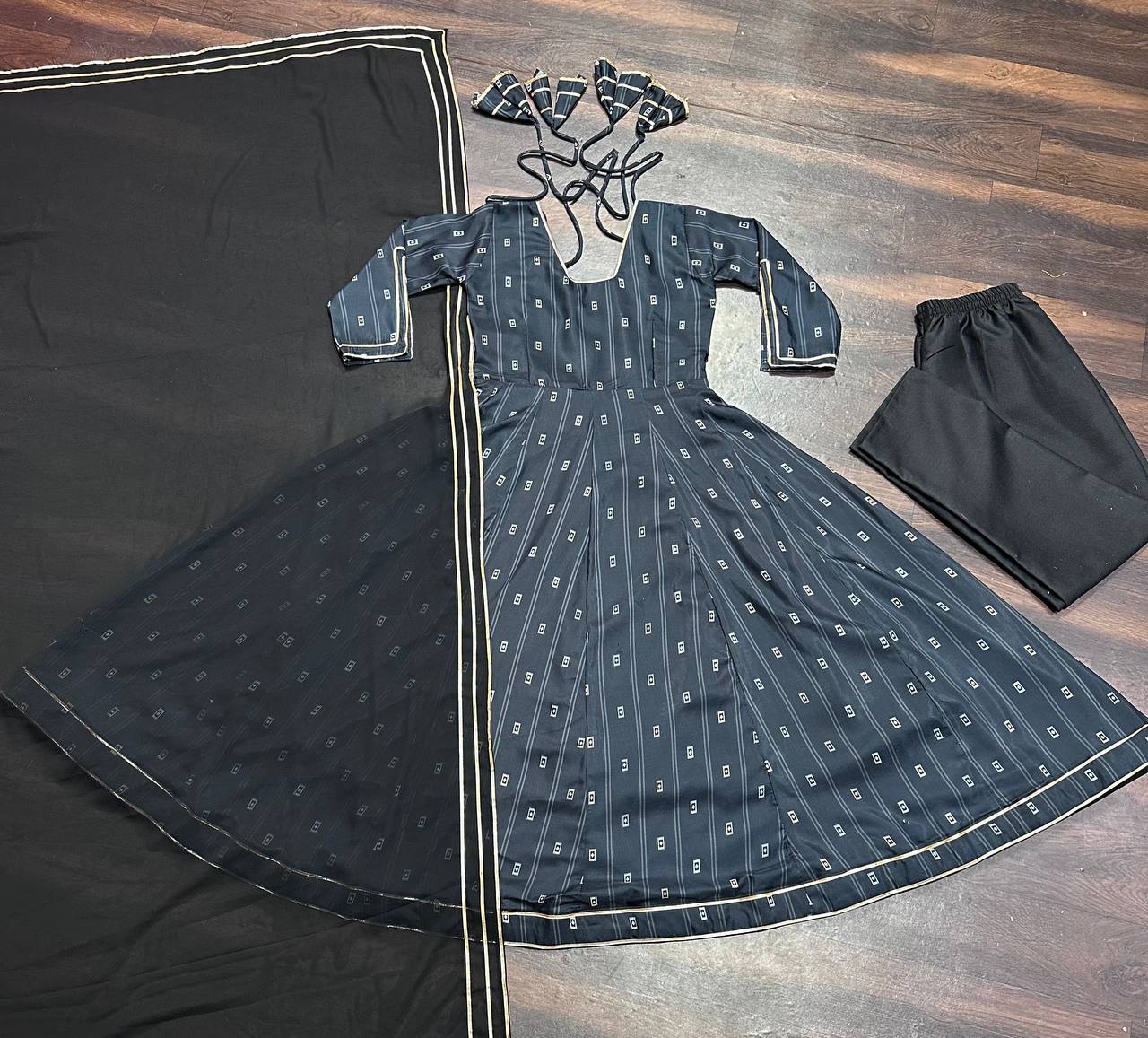 डिजिटल प्रिंट वर्क के साथ पार्टी वियर सुंदर अनारकली सूट सेट