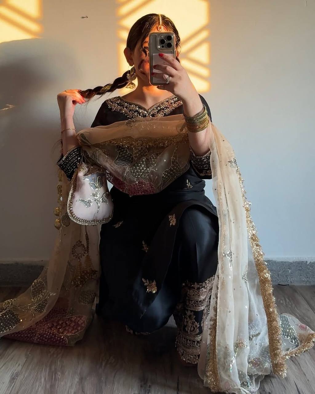 पार्टी में पहनने के लिए सुंदर टॉप और बॉटम दुपट्टे के साथ