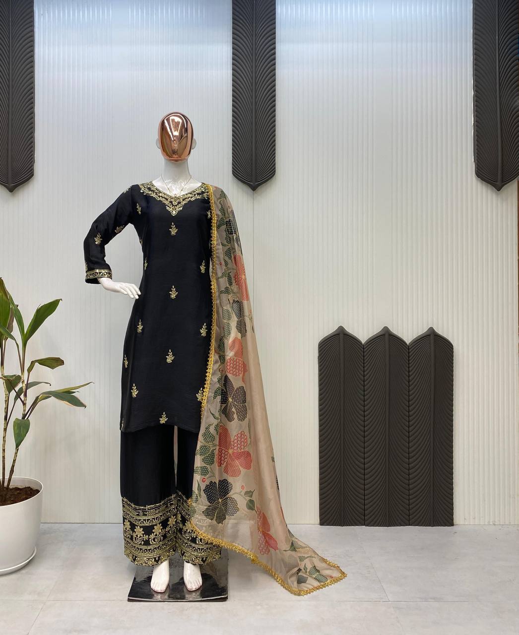 पार्टी में पहनने के लिए सुंदर टॉप और बॉटम दुपट्टे के साथ