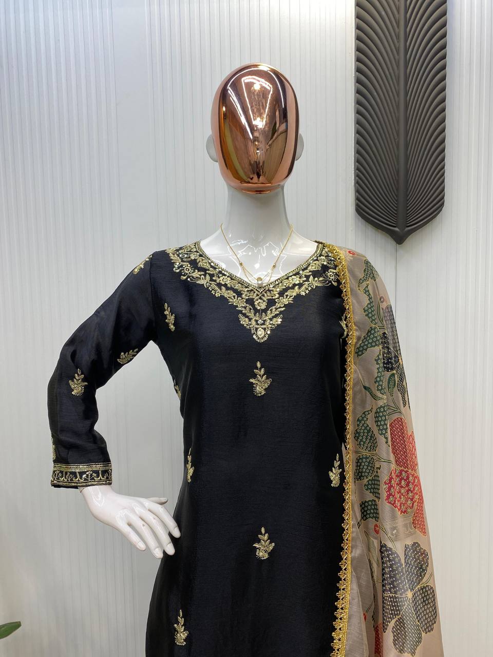 पार्टी में पहनने के लिए सुंदर टॉप और बॉटम दुपट्टे के साथ