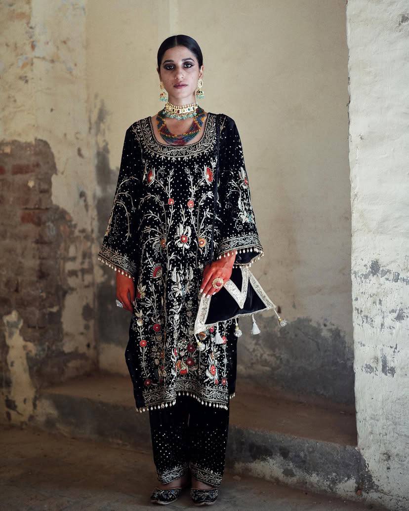 पार्टी वियर लुक: दुपट्टे के साथ टॉप और बॉटम में खूबसूरत दिखें