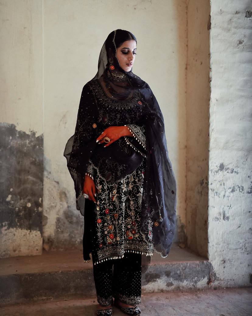 पार्टी वियर लुक: दुपट्टे के साथ टॉप और बॉटम में खूबसूरत दिखें