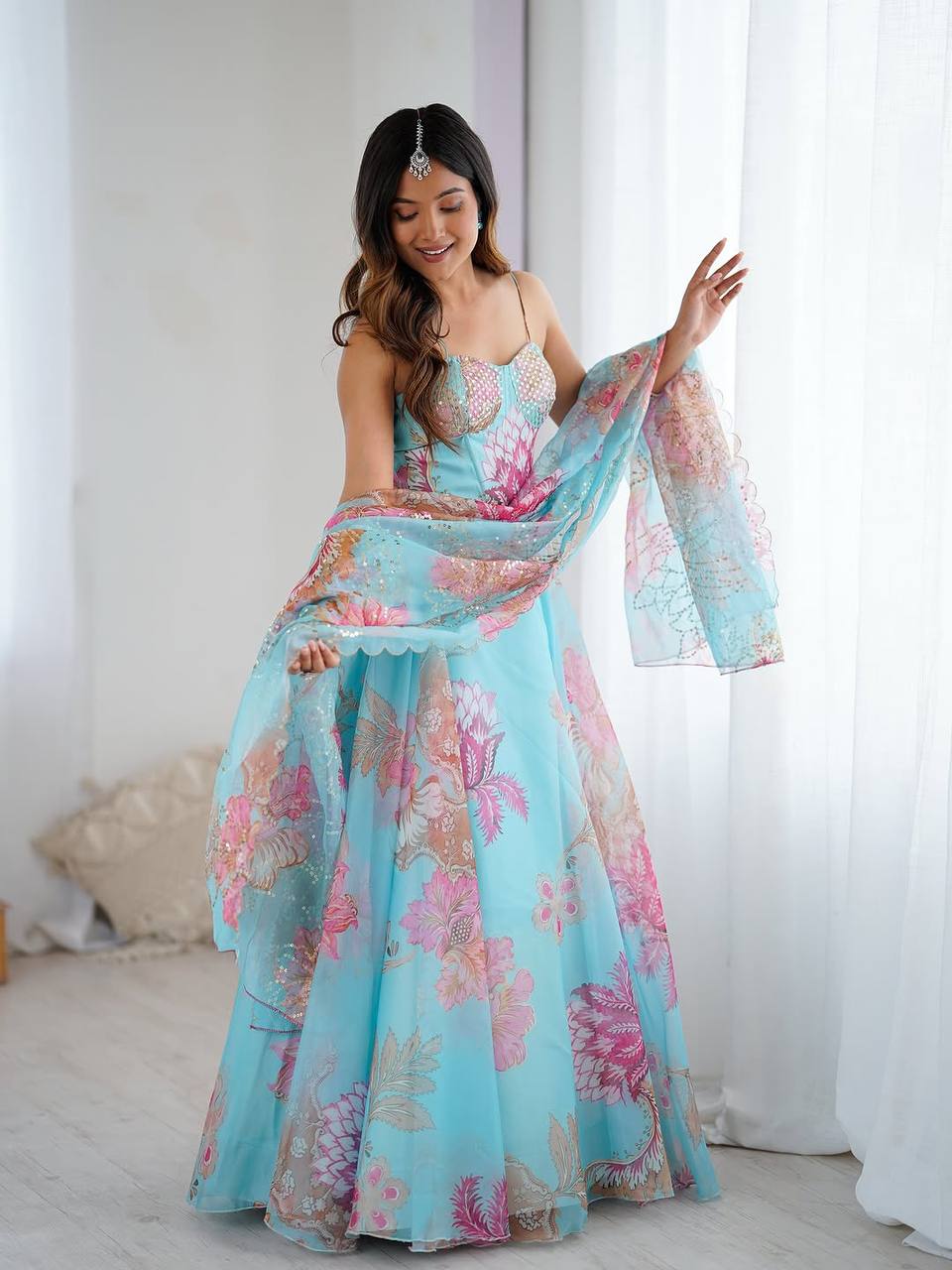 कढ़ाई सीक्वेंस वर्क के साथ पार्टी वियर लहंगा चोली