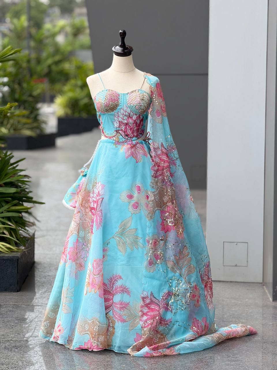 कढ़ाई सीक्वेंस वर्क के साथ पार्टी वियर लहंगा चोली