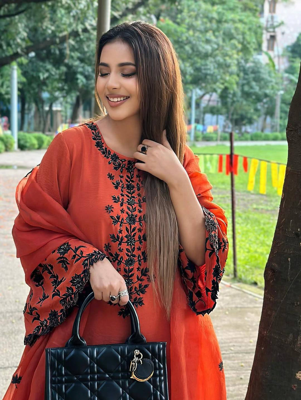 धागे और सेक्विन कढ़ाई के काम के साथ फैंसी टॉप-बॉटम और दुपट्टा