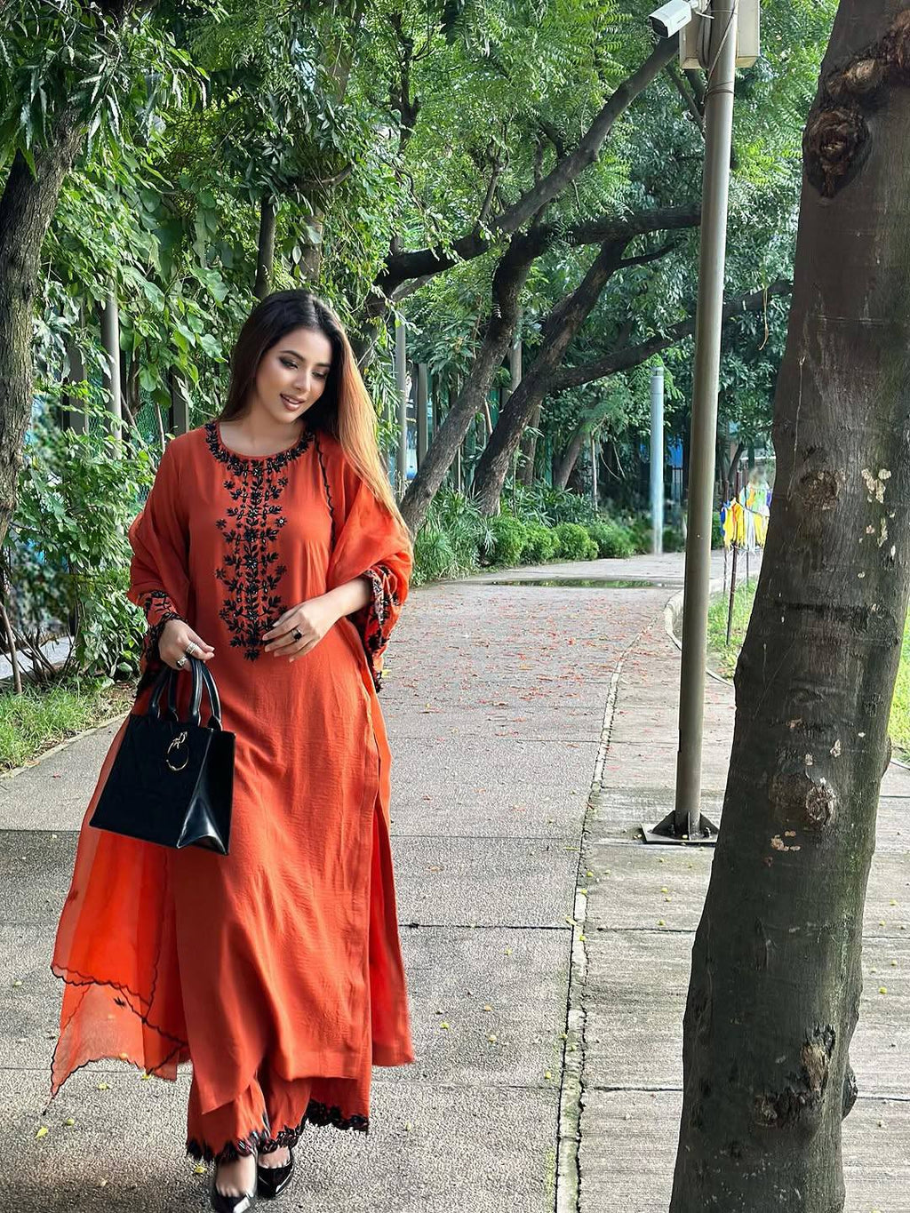 धागे और सेक्विन कढ़ाई के काम के साथ फैंसी टॉप-बॉटम और दुपट्टा